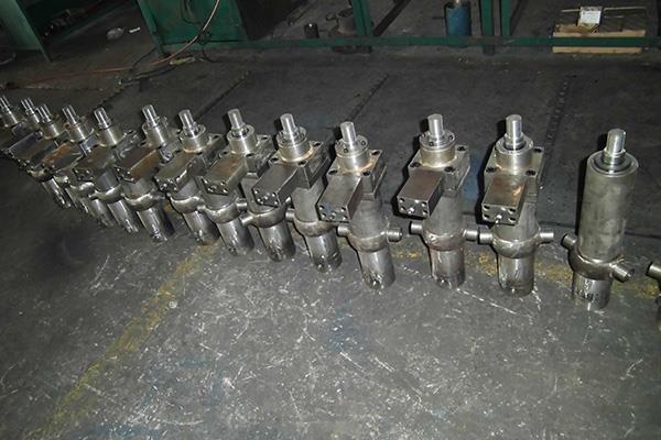 锁紧油缸.jpg 锁紧油缸.jpg